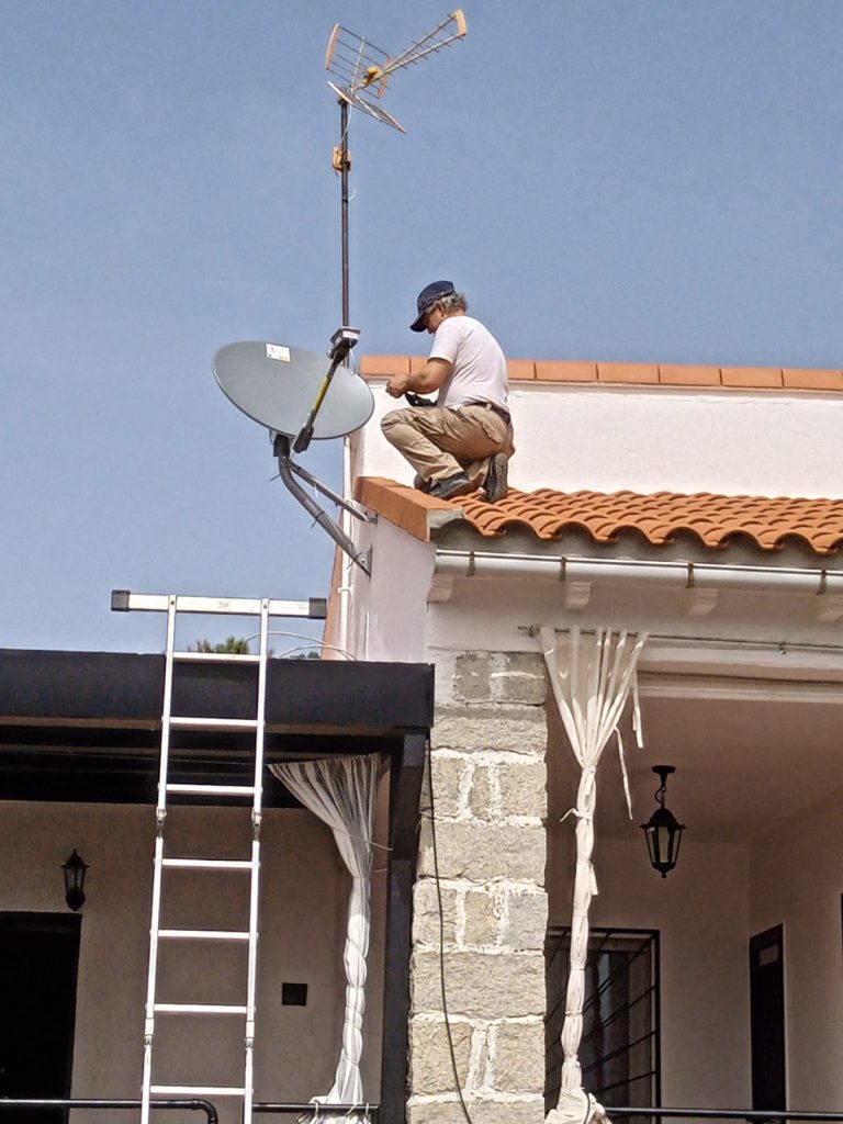 Instalación de terminal satelital en entorno rural