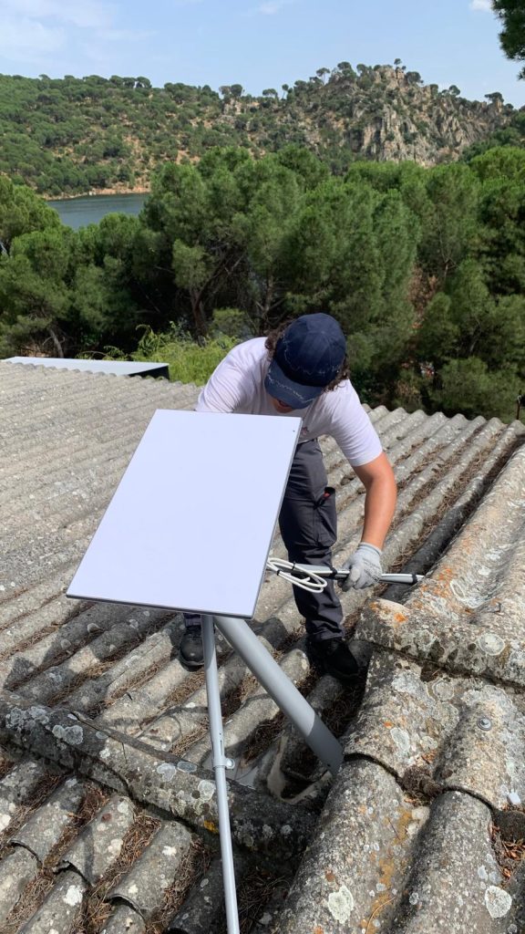 Técnico trabajando en antena satelital